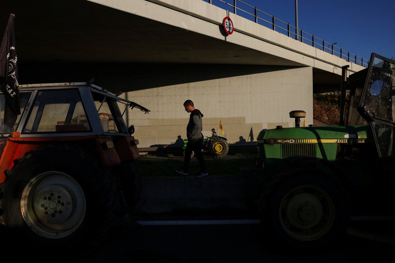 Para petani yang berunjuk rasa melawan polisi antihuru-hara di Nikaia, dekat Larissa, Yunani, 30 November 2025. (REUTERS/Alexandros Avramidis)