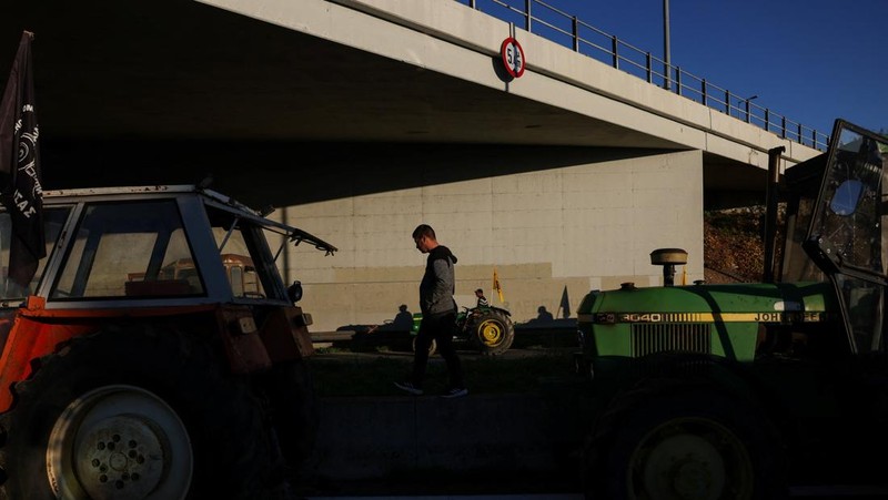 Para petani yang berunjuk rasa melawan polisi antihuru-hara di Nikaia, dekat Larissa, Yunani, 30 November 2025. (REUTERS/Alexandros Avramidis)