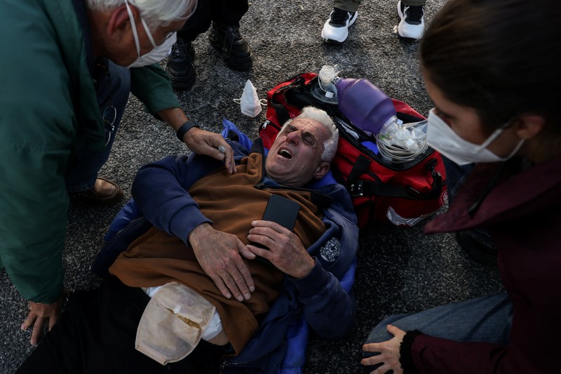 Para petani yang berunjuk rasa melawan polisi antihuru-hara di Nikaia, dekat Larissa, Yunani, 30 November 2025. (REUTERS/Alexandros Avramidis)