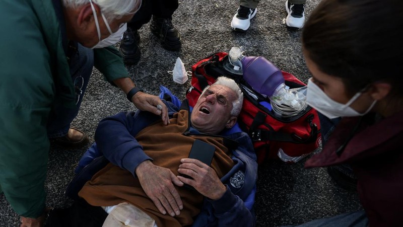 Para petani yang berunjuk rasa melawan polisi antihuru-hara di Nikaia, dekat Larissa, Yunani, 30 November 2025. (REUTERS/Alexandros Avramidis)