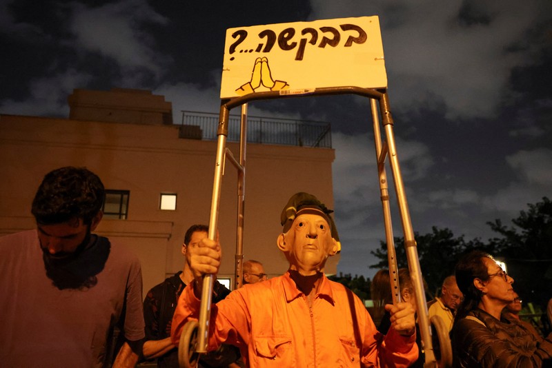 Para pengunjuk rasa berkumpul di luar kediaman pribadi Presiden Israel Isaac Herzog pada Minggu (30/11/2025). (Tangkapan Layar Video Reuters/)