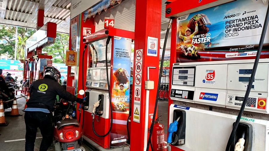 Suasana salah satu SPBU Pertamina di Jakarta, Senin (1/12/2025). (CNBC Indonesia/Tri Susilo)