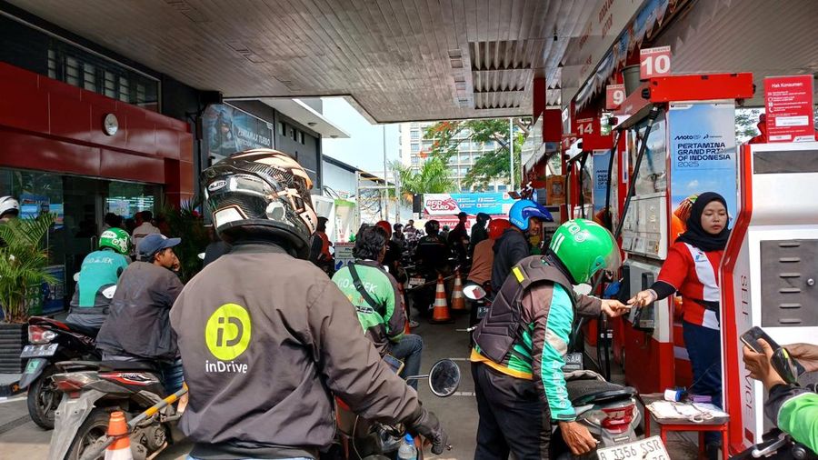 Suasana salah satu SPBU Pertamina di Jakarta, Senin (1/12/2025). (CNBC Indonesia/Tri Susilo)