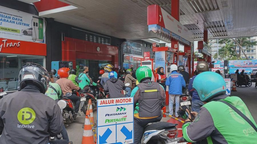 Suasana salah satu SPBU Pertamina di Jakarta, Senin (1/12/2025). (CNBC Indonesia/Tri Susilo)