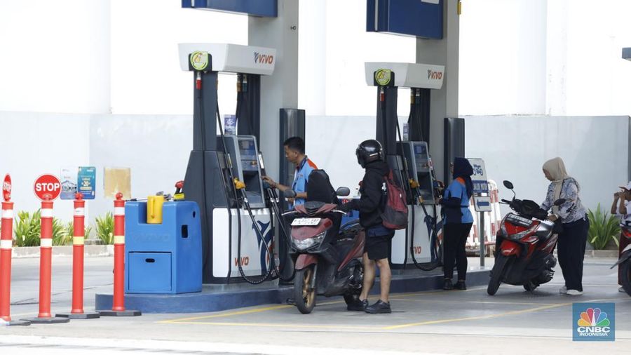 Karyawan SPBU BP melayani pembeli BBM di salah satu SPBU di Jakarta, Senin (1/12/2025). (CNBC Indonesia/Tri Susilo)