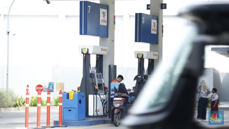 Karyawan SPBU BP melayani pembeli BBM di salah satu SPBU di Jakarta, Senin (1/12/2025). (CNBC Indonesia/Tri Susilo)