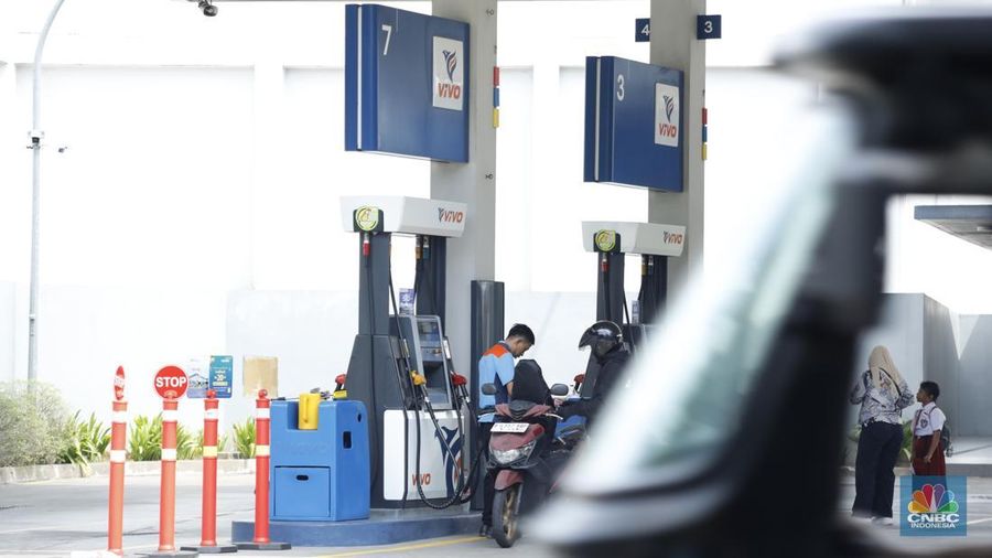 Karyawan SPBU BP melayani pembeli BBM di salah satu SPBU di Jakarta, Senin (1/12/2025). (CNBC Indonesia/Tri Susilo)