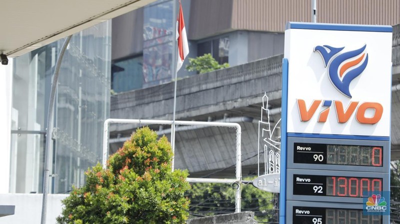 Karyawan SPBU BP melayani pembeli BBM di salah satu SPBU di Jakarta, Senin (1/12/2025). (CNBC Indonesia/Tri Susilo)