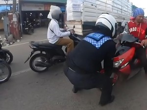 Cerita Polantas Angkat Ban Pemotor Ngeyel Lawan Arah di Cibinong