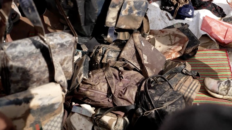Orang-orang berbelanja produk yang rusak akibat banjir setelah banjir mematikan di distrik Hat Yai, provinsi Songkhla, Thailand, 30 November 2025. (REUTERS/Athit Perawongmetha)