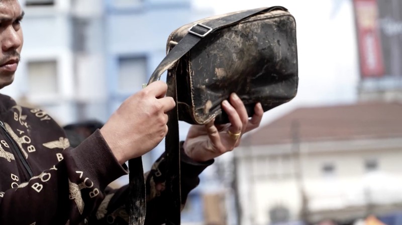 Orang-orang berbelanja produk yang rusak akibat banjir setelah banjir mematikan di distrik Hat Yai, provinsi Songkhla, Thailand, 30 November 2025. (REUTERS/Athit Perawongmetha)