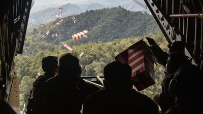 TNI AU Hujankan Heli Box Bantuan Makanan untuk Pengungsi di Tapanuli