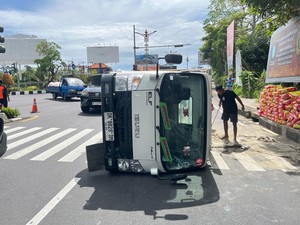Muatan Berlebih, Truk Semen Terguling di Bypass Ngurah Rai