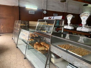 Mengunjungi Toko Roti Legend di Jalan Braga, Sudah Berdiri Sejak 1929