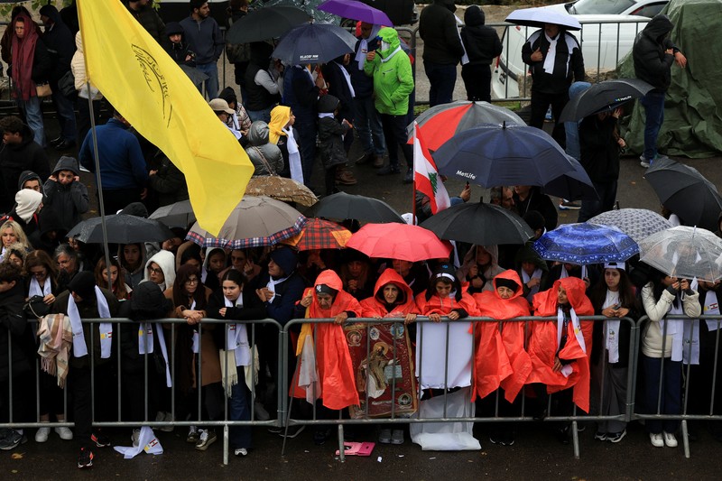 Paus Leo XIV melambaikan tangan kepada umat saat tiba untuk mengunjungi makam Santo Charbel Makhlouf di Biara Santo Maron, dalam perjalanan apostolik pertamanya, di Annaya, Lebanon, 1 Desember 2025. (REUTERS/Mohamed Azakir)