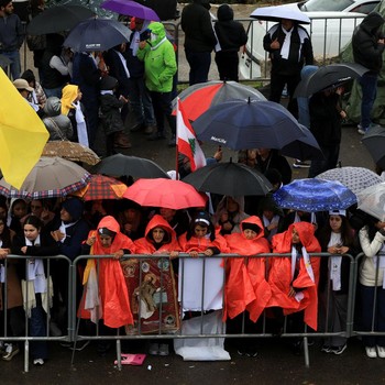 Potret Paus Leo XIV Tiba di Tanah Arab, Disambut Warga di Tengah Hujan