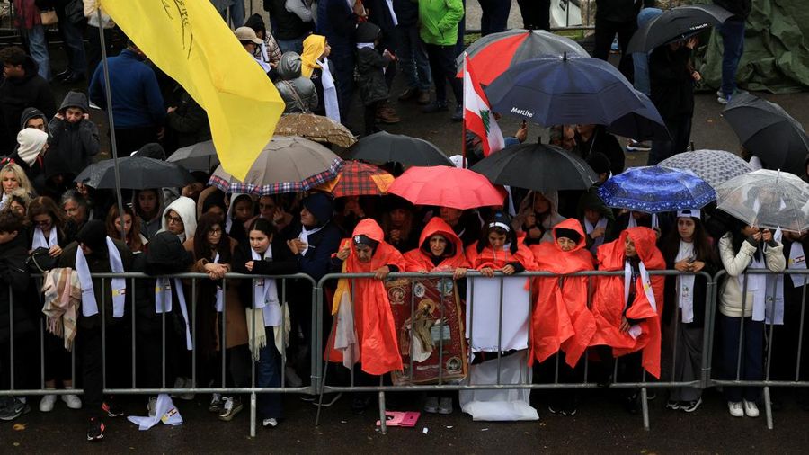 Paus Leo XIV melambaikan tangan kepada umat saat tiba untuk mengunjungi makam Santo Charbel Makhlouf di Biara Santo Maron, dalam perjalanan apostolik pertamanya, di Annaya, Lebanon, 1 Desember 2025. (REUTERS/Mohamed Azakir)