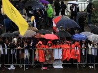 Potret Paus Leo XIV Tiba di Tanah Arab, Disambut Warga di Tengah Hujan