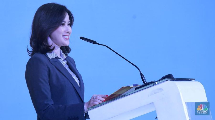 Wakil Direktur Utama BNI, Alexandra Askandar menyampaikan sambutan dalam acara BNI Emerald Market Outlook 2025 di Jakarta, Senin (1/12/2025). (CNBC Indonesia/Muhammad Sabki)