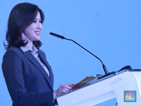 Wakil Direktur Utama BNI, Alexandra Askandar menyampaikan sambutan dalam acara BNI Emerald Market Outlook 2025 di Jakarta, Senin (1/12/2025). (CNBC Indonesia/Muhammad Sabki)