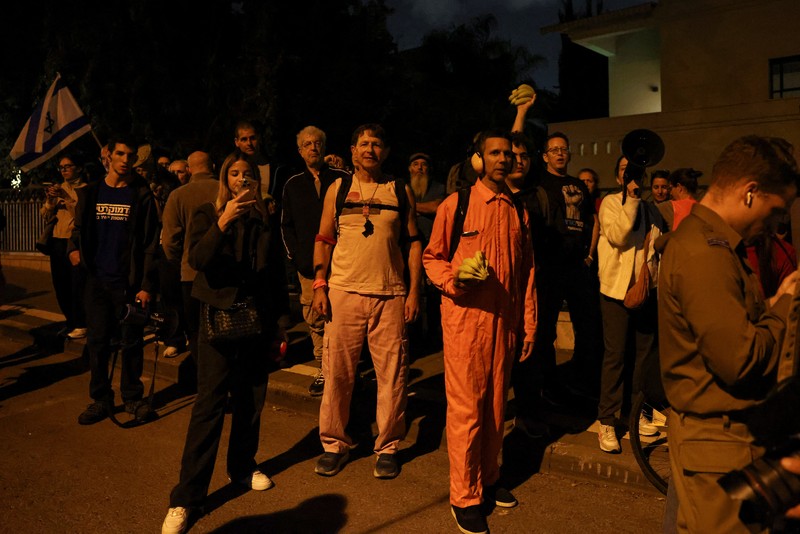 Para pengunjuk rasa berkumpul di luar kediaman pribadi Presiden Israel Isaac Herzog pada Minggu (30/11/2025). (Tangkapan Layar Video Reuters/)