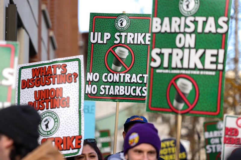Aksi mogok kerja terbuka menuntut upah yang lebih tinggi dan perbaikan praktik ketenagakerjaan, di luar gerai Starbucks di Brooklyn, New York City, AS, 1 Desember 2025. (REUTERS/Kylie Cooper)