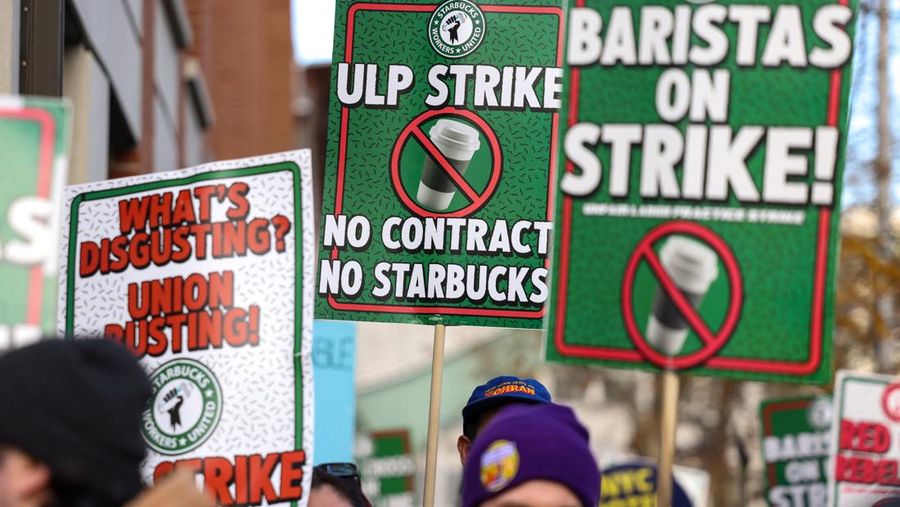 Aksi mogok kerja terbuka menuntut upah yang lebih tinggi dan perbaikan praktik ketenagakerjaan, di luar gerai Starbucks di Brooklyn, New York City, AS, 1 Desember 2025. (REUTERS/Kylie Cooper)