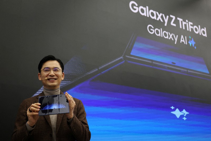 Seorang model berpose untuk foto dengan Galaxy Z TriFold selama acara di tokonya di Seoul, Korea Selatan, 2 Desember 2025. (REUTERS/Kim Hong-Ji)