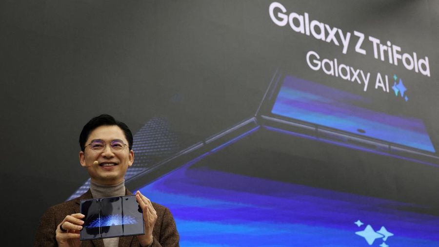 Seorang model berpose untuk foto dengan Galaxy Z TriFold selama acara di tokonya di Seoul, Korea Selatan, 2 Desember 2025. (REUTERS/Kim Hong-Ji)