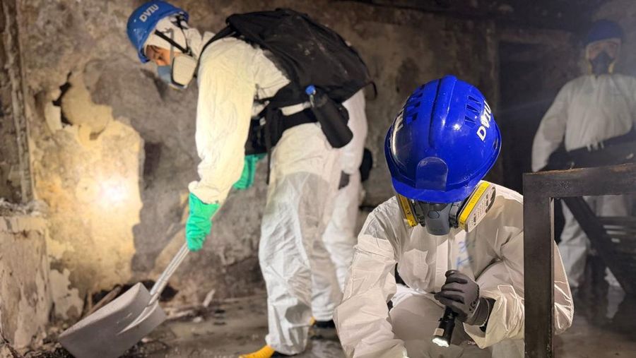 Petugas polisi membawa jenazah korban yang ditemukan dari blok perumahan yang rusak akibat kebakaran di kompleks perumahan Wang Fuk Court setelah kebakaran mematikan, di Tai Po, Hong Kong, Tiongkok, 1 Desember 2025. (REUTERS/Maxim Shemetov)