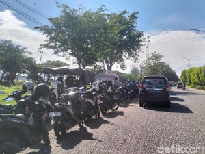 Antrean BBM di Banda Aceh Mengular hingga 1 KM, Warga Mulai Dorong Motor