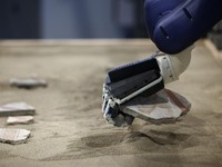 Asisten robot membantu para arkeolog menyusun lukisan dinding Pompeii. (REUTERS/Guglielmo Mangiapane)