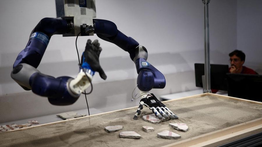 Asisten robot membantu para arkeolog menyusun lukisan dinding Pompeii. (REUTERS/Guglielmo Mangiapane)
