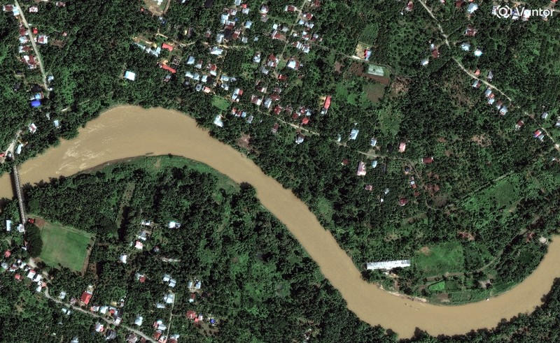Kondisi Citra satelit sebelum dan sesudah banjir yang mengakibatkan sejumlah sawah terendam, di sungai Peusangan, di Bireuen, Indonesia, 30 November 2025. (Vantor/Handout via REUTERS)