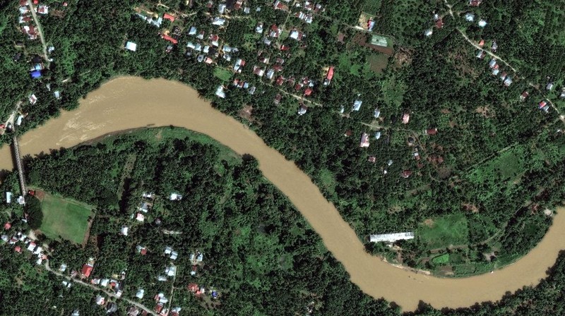 Kondisi Citra satelit sebelum dan sesudah banjir yang mengakibatkan sejumlah sawah terendam, di sungai Peusangan, di Bireuen, Indonesia, 30 November 2025. (Vantor/Handout via REUTERS)