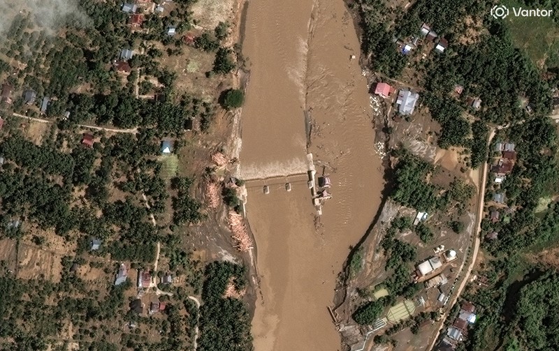Kondisi Citra satelit sebelum dan sesudah banjir yang mengakibatkan sejumlah sawah terendam, di sungai Peusangan, di Bireuen, Indonesia, 30 November 2025. (Vantor/Handout via REUTERS)