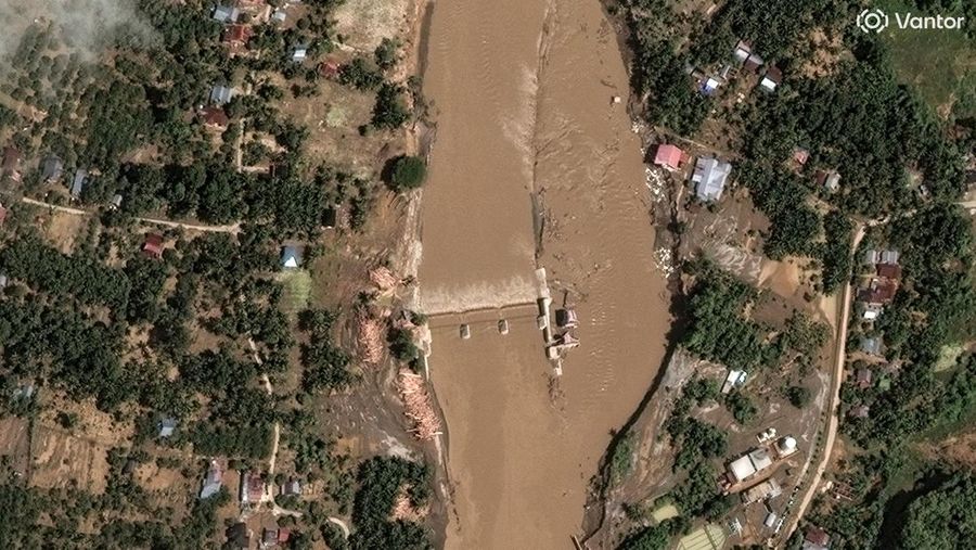 Kondisi Citra satelit sebelum dan sesudah banjir yang mengakibatkan sejumlah sawah terendam, di sungai Peusangan, di Bireuen, Indonesia, 30 November 2025. (Vantor/Handout via REUTERS)
