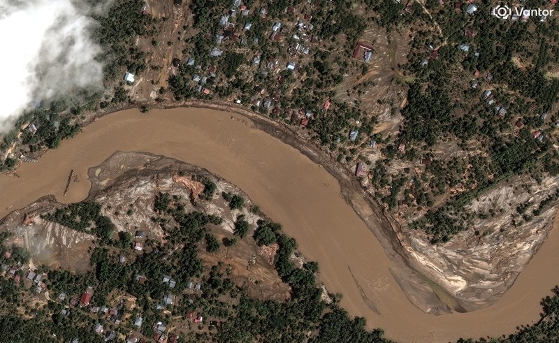 Kondisi Citra satelit sebelum dan sesudah banjir yang mengakibatkan sejumlah sawah terendam, di sungai Peusangan, di Bireuen, Indonesia, 30 November 2025. (Vantor/Handout via REUTERS)