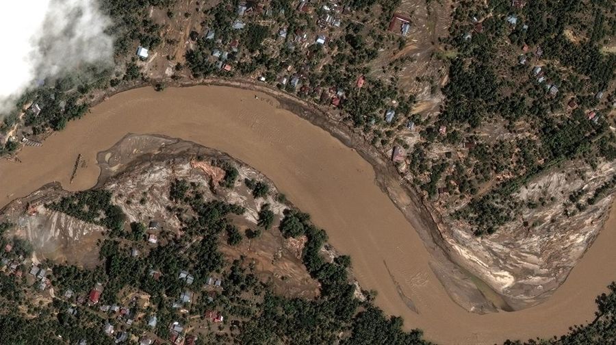 Kondisi Citra satelit sebelum dan sesudah banjir yang mengakibatkan sejumlah sawah terendam, di sungai Peusangan, di Bireuen, Indonesia, 30 November 2025. (Vantor/Handout via REUTERS)