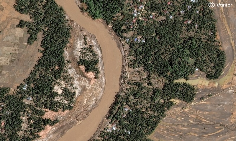 Kondisi Citra satelit sebelum dan sesudah banjir yang mengakibatkan sejumlah sawah terendam, di sungai Peusangan, di Bireuen, Indonesia, 30 November 2025. (Vantor/Handout via REUTERS)