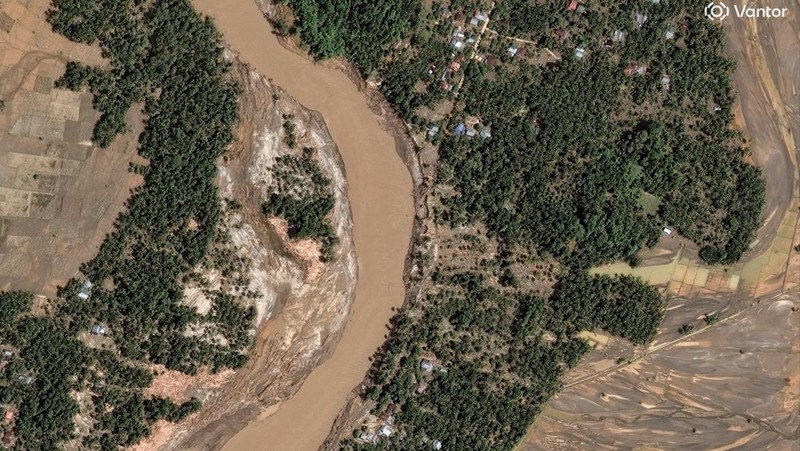 Kondisi Citra satelit sebelum dan sesudah banjir yang mengakibatkan sejumlah sawah terendam, di sungai Peusangan, di Bireuen, Indonesia, 30 November 2025. (Vantor/Handout via REUTERS)