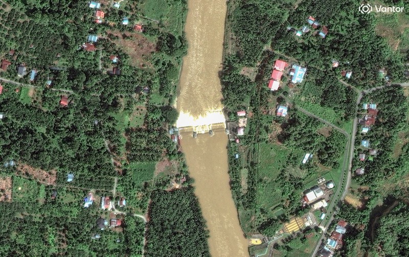 Kondisi Citra satelit sebelum dan sesudah banjir yang mengakibatkan sejumlah sawah terendam, di sungai Peusangan, di Bireuen, Indonesia, 30 November 2025. (Vantor/Handout via REUTERS)