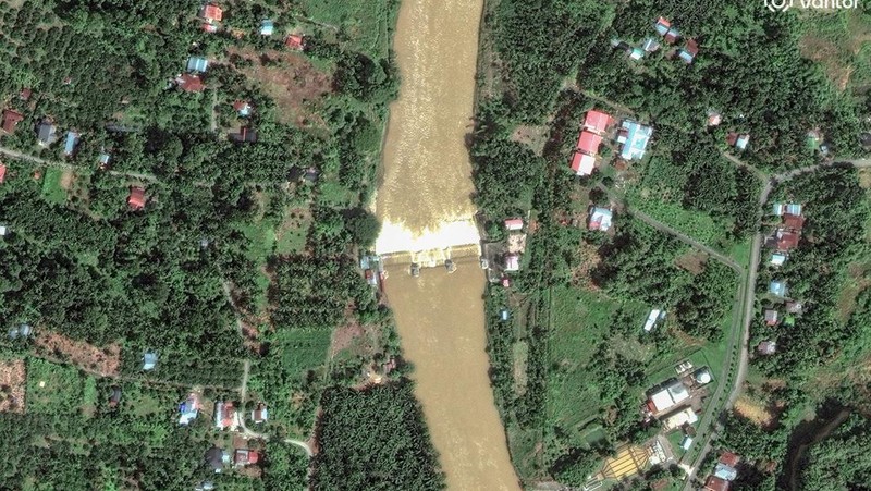 Kondisi Citra satelit sebelum dan sesudah banjir yang mengakibatkan sejumlah sawah terendam, di sungai Peusangan, di Bireuen, Indonesia, 30 November 2025. (Vantor/Handout via REUTERS)