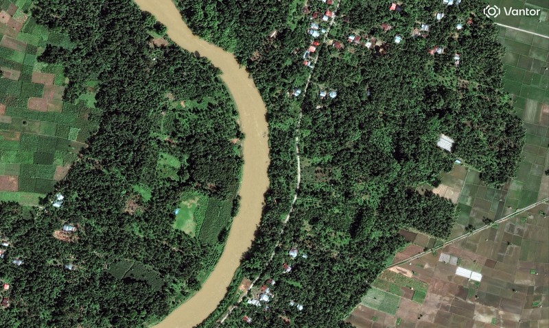 Kondisi Citra satelit sebelum dan sesudah banjir yang mengakibatkan sejumlah sawah terendam, di sungai Peusangan, di Bireuen, Indonesia, 30 November 2025. (Vantor/Handout via REUTERS)