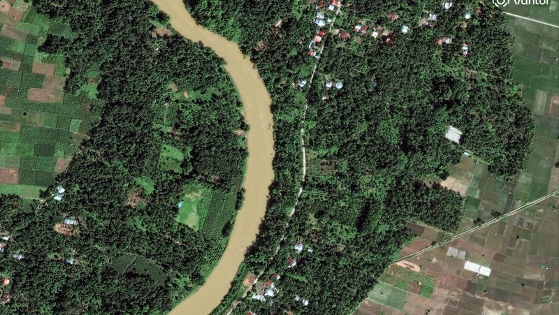 Kondisi Citra satelit sebelum dan sesudah banjir yang mengakibatkan sejumlah sawah terendam, di sungai Peusangan, di Bireuen, Indonesia, 30 November 2025. (Vantor/Handout via REUTERS)