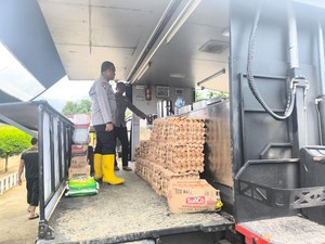Dapur Polda Riau Siapkan Ribuan Porsi Makanan untuk Korban Banjir Agam
