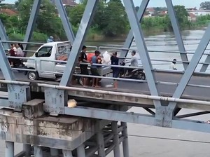 Aksi Seenaknya 4 Pria Buang Limbah Ayam Potong di Sungai Brantas Jombang