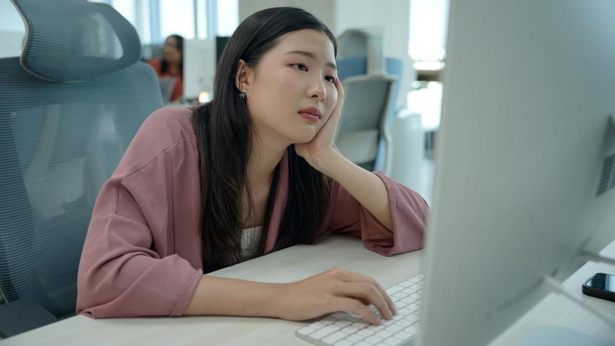 Fenomena 'Job Hugging' Ngetren di Kalangan Gen Z, Apa Itu?