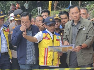 Datangi Jalan Lembah Anai yang Putus, AHY Sebut Butuh 2 Minggu untuk Perbaikan