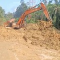 Buldoser-Ekskavator Belah Jalan Demi Akses Logistik Bantuan Banjir